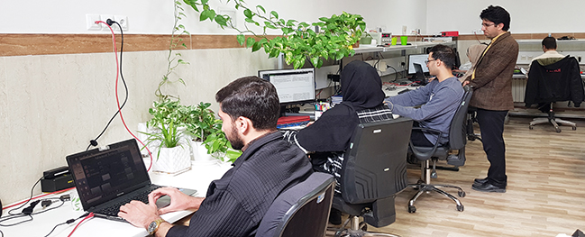 آزمایشگاه (ACSL) جامعة قم التقنية يوفر بيئة علمية ممتعة للطلاب في هذه الجامعة.
